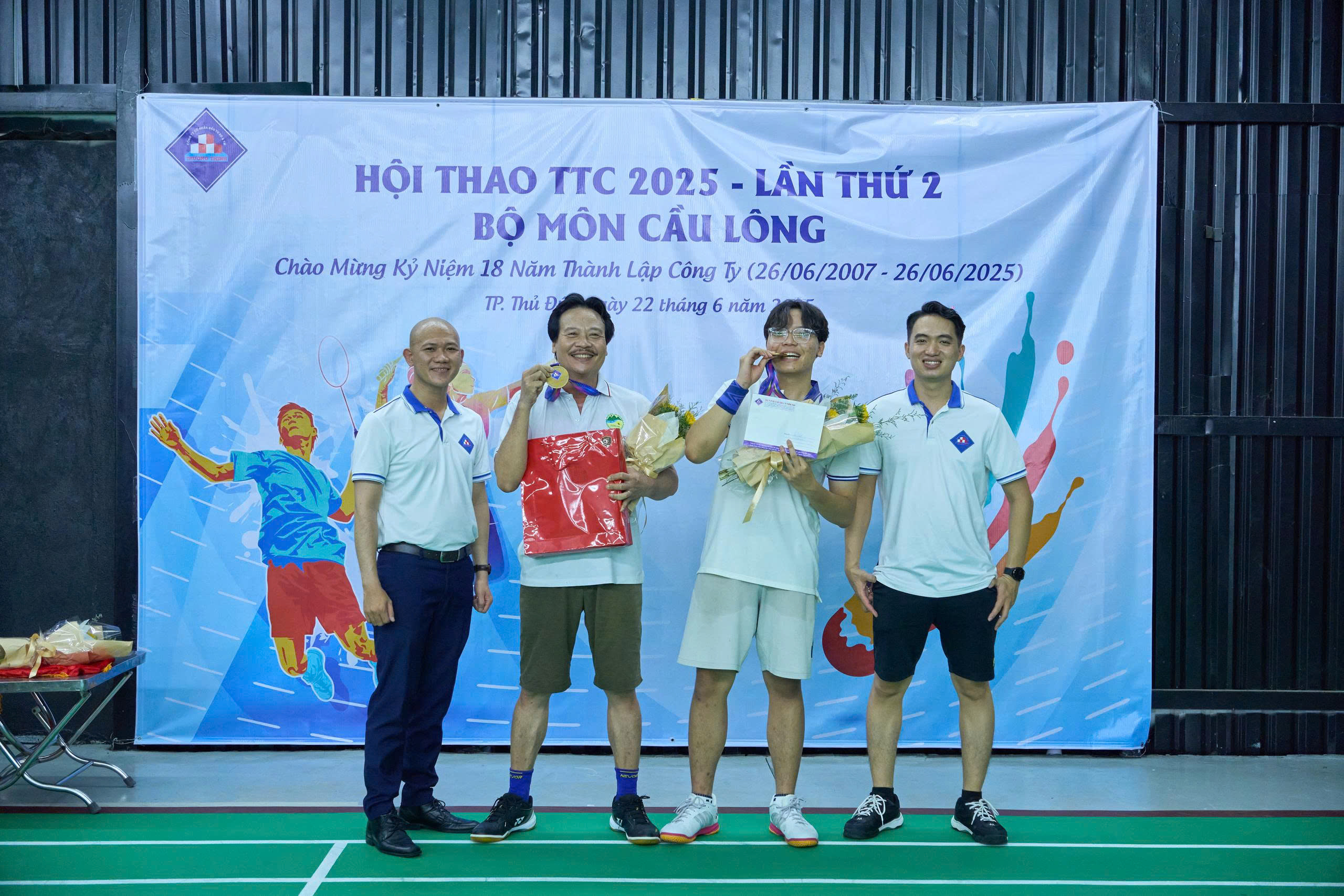 TỪ TAY VỢT MỚI ĐẾN CHỨC VÔ ĐỊCH