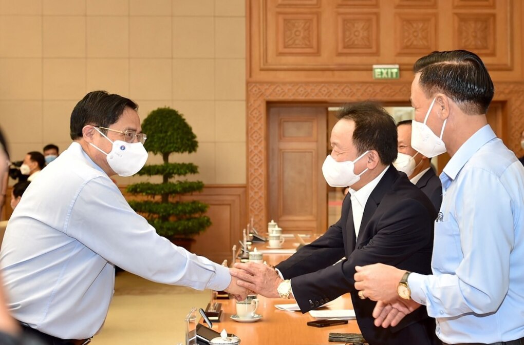 Thủ tướng gặp gỡ các doanh nghiệp tham dự hội nghị đối thoại trực tuyến ngày 26/9 tại đầu cầu Hà Nội.
